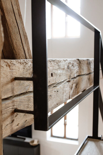 geradlinig Wangentreppe aus Stahl für alpine Architektur - Bauen im Bestand