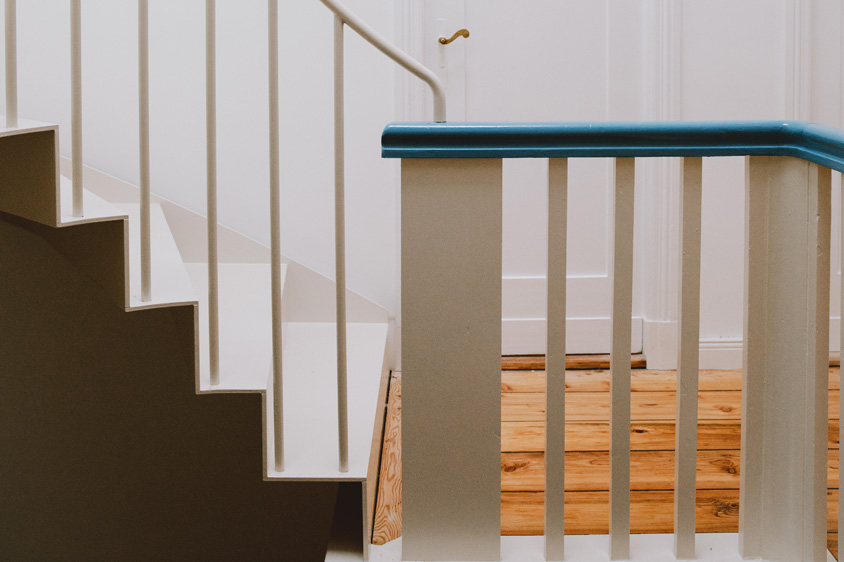 weiße Faltwerktreppe im Bauen im Bestand